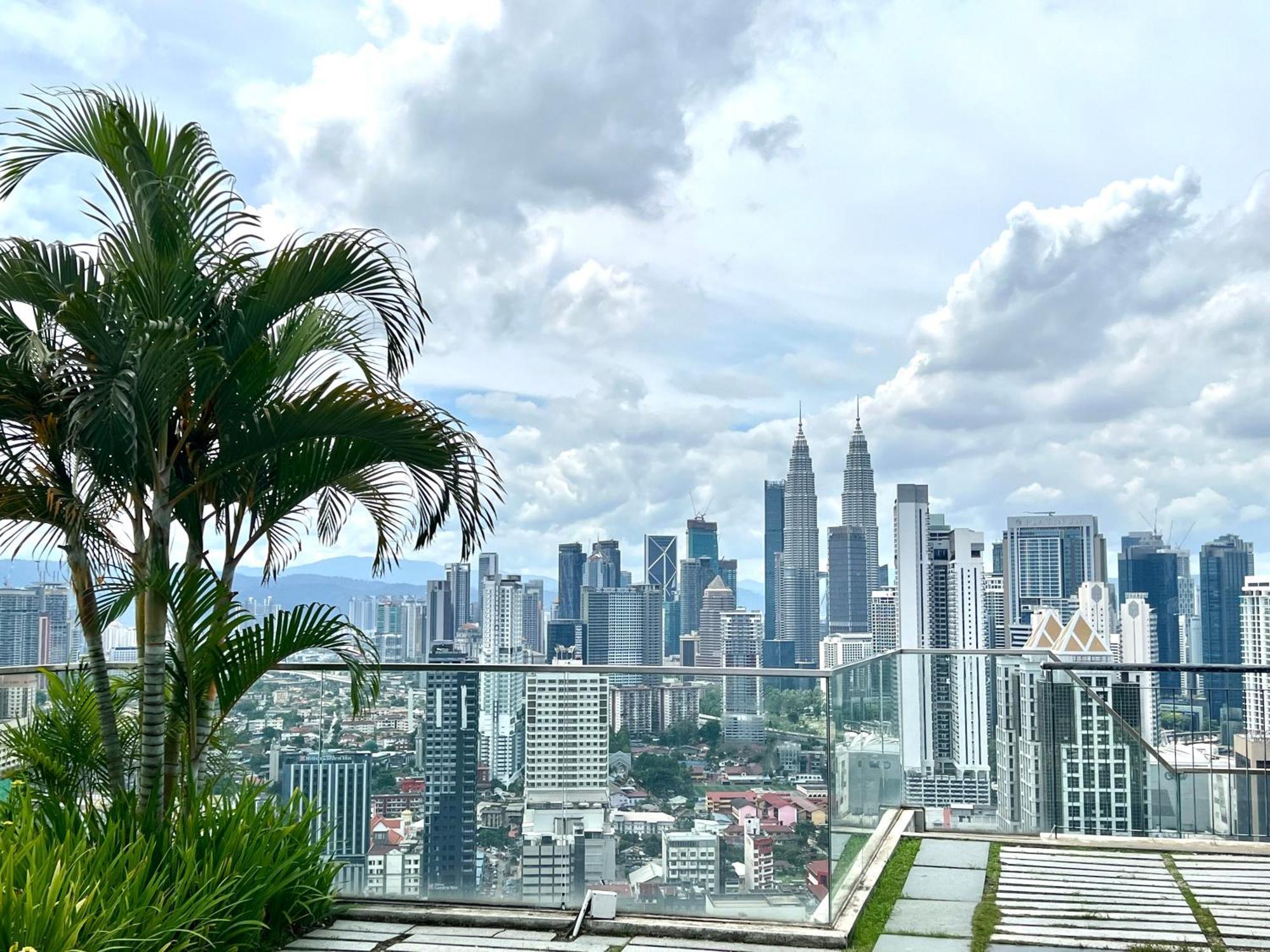 Regalia Sky Pool Klcc By Pasira Home Kuala Lumpur Exterior photo